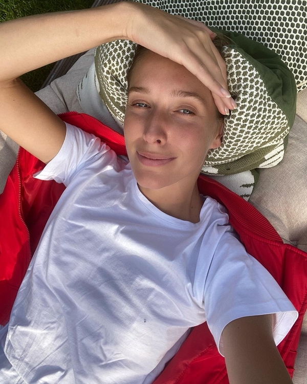 Катя Осадчая похвасталась шикарной фигурой в купальнике