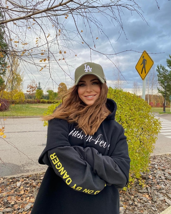 Ани Лорак поразила стильным образом на фоне шикарного особняка