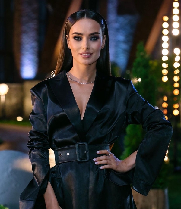 "Холостячка" Ксения Мишина похвасталась стильным образом