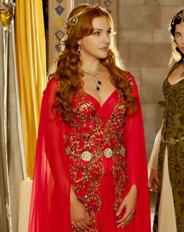 Как одеваются в реальной жизни героини турецких сериалов