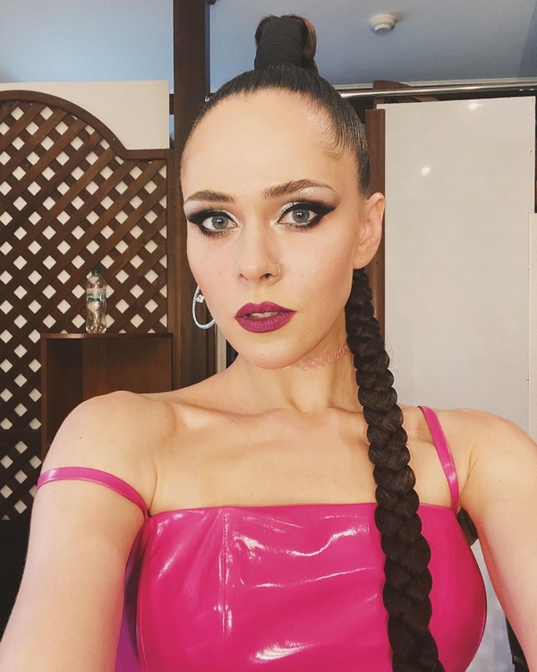 Дреды и черные ногти: Юлия Санина показала свое архивное фото