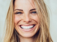 Как отбелить зубы в домашних условиях: 5 простых способов