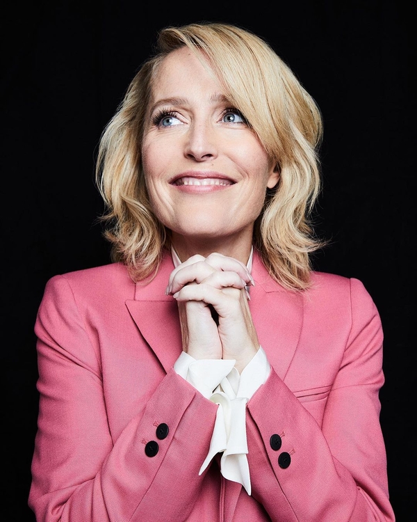 52-летняя Джиллиан Андерсон украсила обложку Harper’s Bazaar