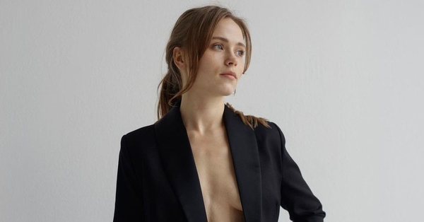 Звезда "Сватов" Анна Кошмал сверкнула стройной фигурой в шелковом платье