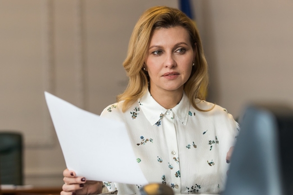 В элегантной блузке: Елена Зеленская продемонстрировала эффектный look