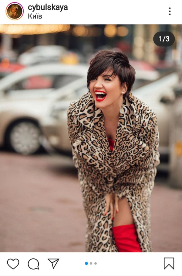 Корсет и ботфорты: Игривая Цибульская прогулялась по городу в пикантном наряде