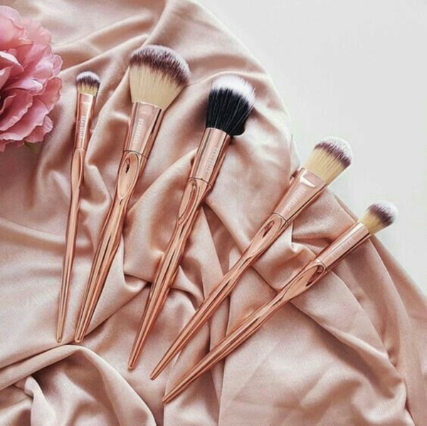 Время вышло: как понять, что косметику пора выкидывать