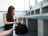 Что нужно брать в бассейн девушке