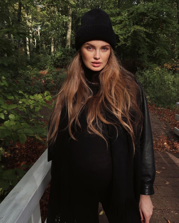 Первый кадр: модель Victoria's Secret впервые стала мамой