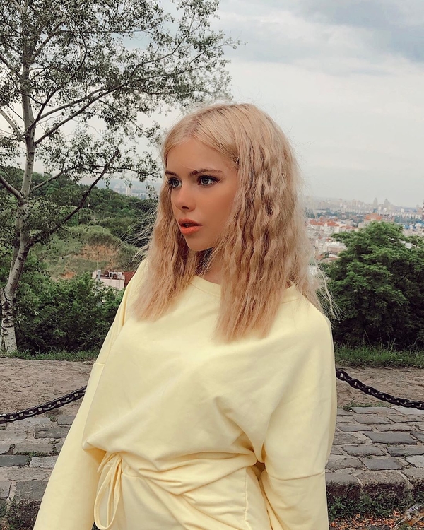 "Сладкие 21": Звезда сериала "Школа" поразила фигурой на фото