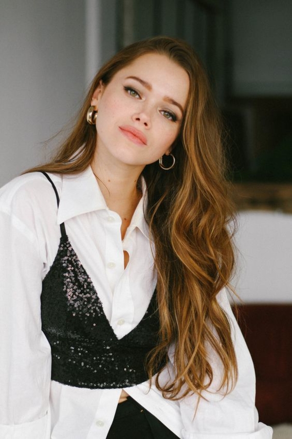 Смелый тренд сезона: как носить нижнее белье поверх одежды