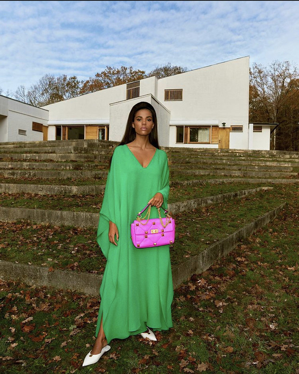 Роскошная красотка: Тина Кунаки в изумрудном платье Valentino