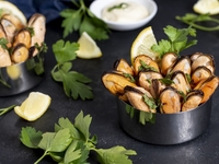 Салат с мидиями: ТОП-5 рецептов к Новому году 2021