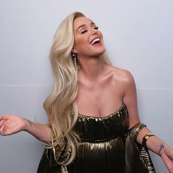 Не оторвать взгляд: Кэти Перри в шикарном платье оттенка золота