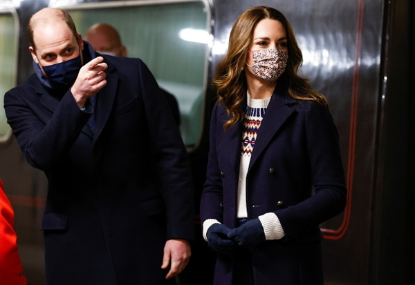 Рождественское настроение: Кейт Миддлтон появилась на публике в кашемировом свитере