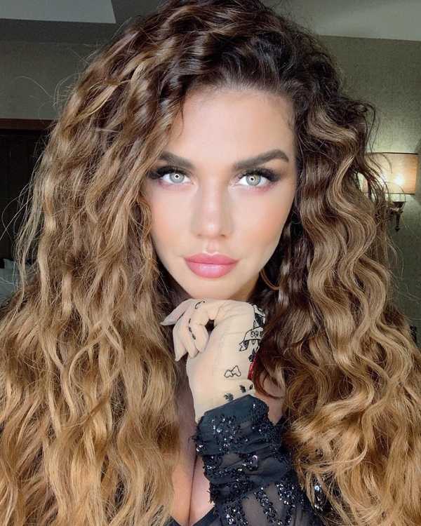 «Королева хаоса»: Анна Седокова похвасталась сочными ножками в мини-шортах