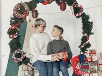 Что подарить крестнику на Новый год 2021: варианты подарков для всех возрастов