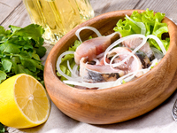 Как замариновать селедку: 3 вкусных способа