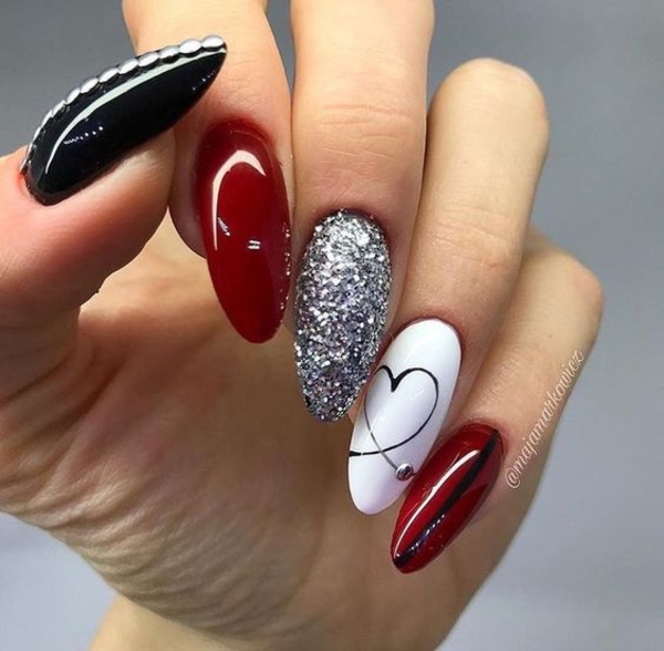 ТОП-20 идей для новогоднего маникюра с блестками