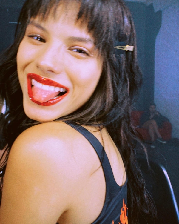 Слишком горяча! Андраде показала секси-образы из нового клипа