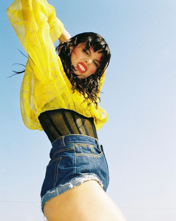 «Просто пожарище»: Мишель Андраде сексуально станцевала под свою песню