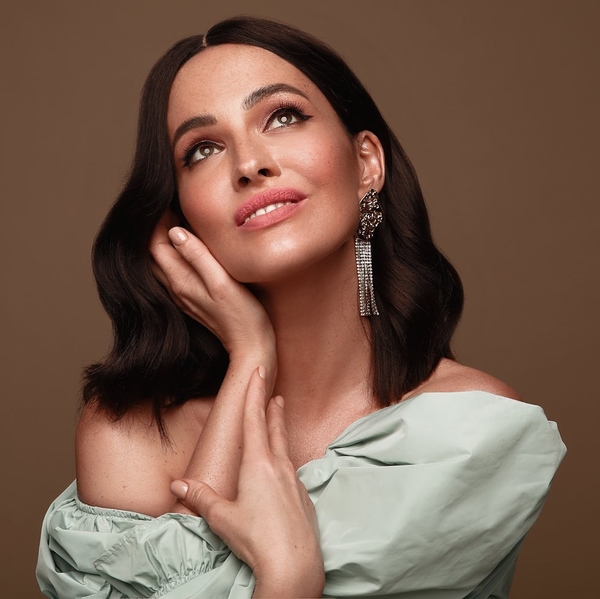 «Впервые за 15 лет»: Даша Астафьева показала пышный бюст в откровенном боди