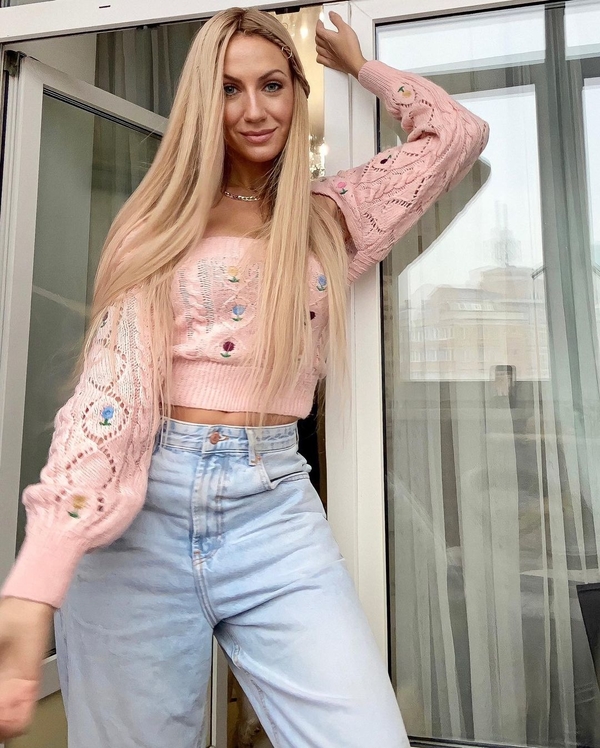 «Новогодние шарики»: Леся Никитюк оголила грудь в экстремальном мини-платье