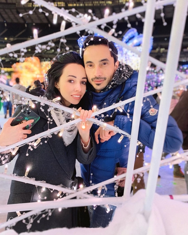 Муж Екатерины Кухар потрогал «красотку» на глазах у жены