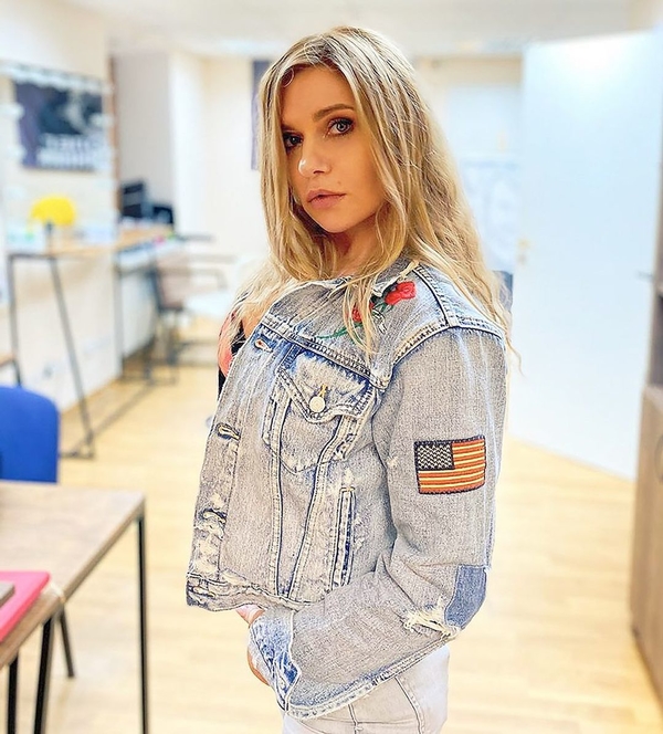 В латексном плаще: жена Олега Винника потрясла своей фигурой