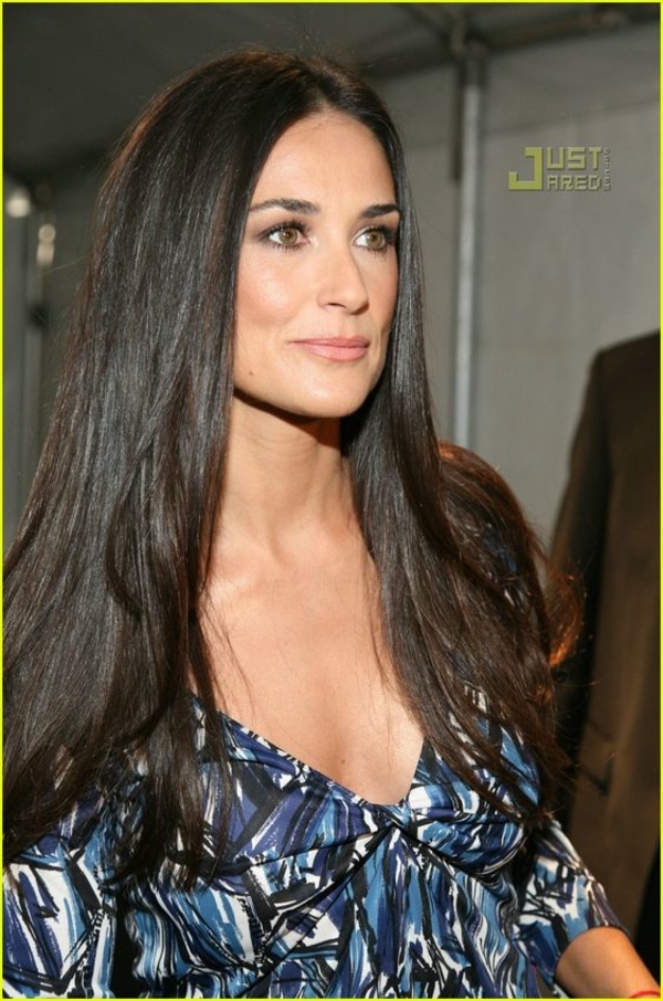 Счастливого Рождества: Деми Мур отмечает праздник с семьей в одинаковых костюмах