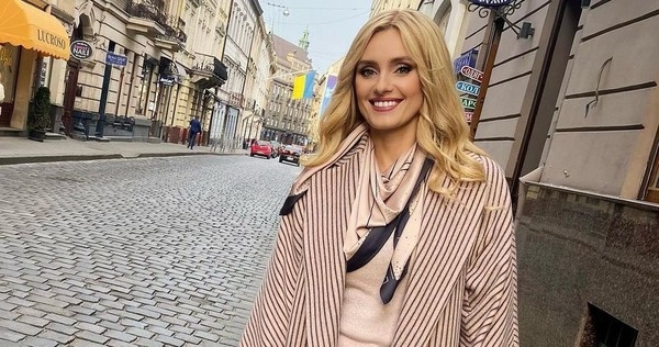 Ирина Федишин устроила праздничную фотосессию в пикантном наряде