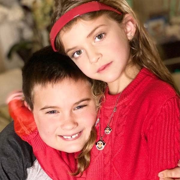 Звезда "Зачарованных" Алиcса Милано показала редкие кадры с мужем и детьми