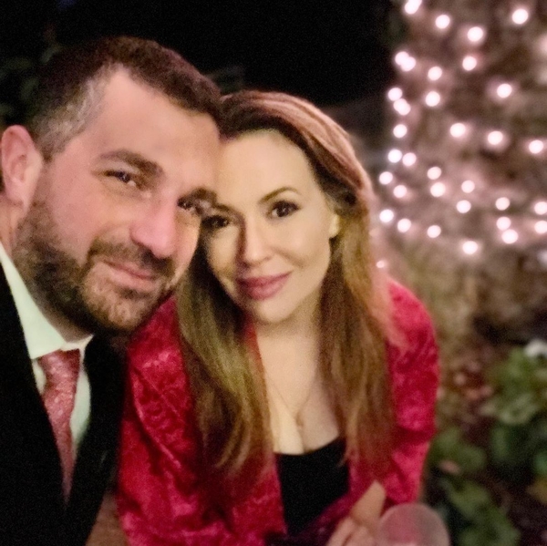 Звезда "Зачарованных" Алиcса Милано показала редкие кадры с мужем и детьми