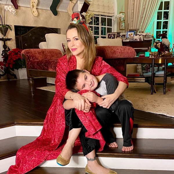 Звезда "Зачарованных" Алиcса Милано показала редкие кадры с мужем и детьми