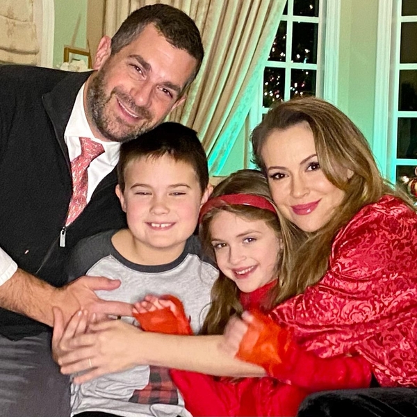 Звезда "Зачарованных" Алиcса Милано показала редкие кадры с мужем и детьми