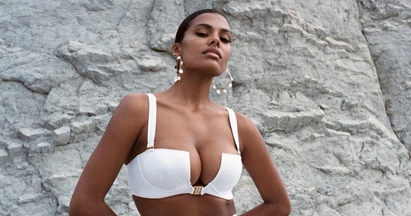 "В ожидании Санты": Тина Кунаки снялась в откровенном купальнике