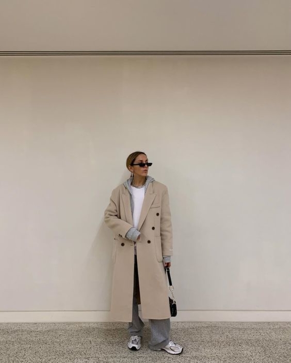 Cтилист София Коэльо показала, как выглядеть ярко в черном тотал-луке