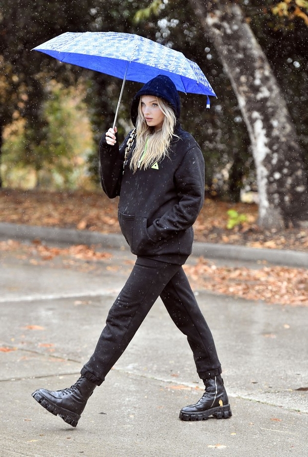 Модное комбо: Эльза Хоск показала, как сочетать спортивный костюм и грубые ботинки