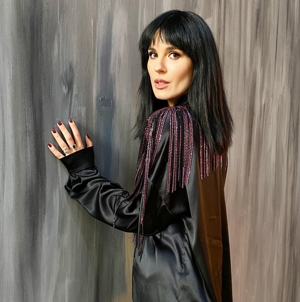 «Это гениально!»: Маша Ефросинина придумала худи-гаджет