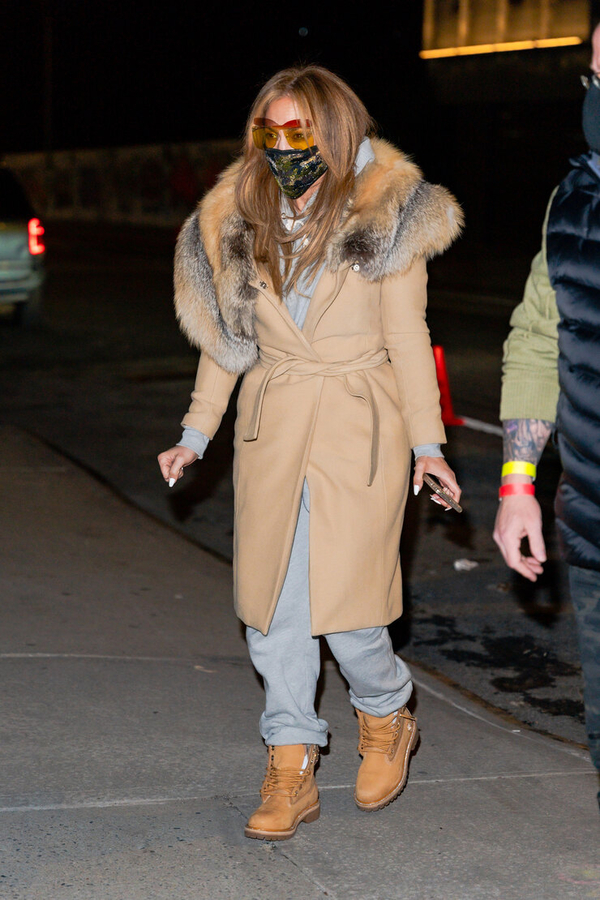 Как выглядеть богиней в холода: берем пример с Дженнифер Лопес