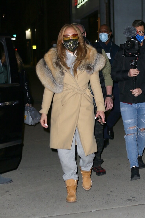 Как выглядеть богиней в холода: берем пример с Дженнифер Лопес