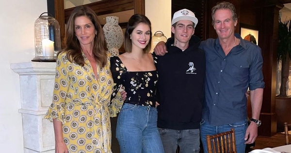 Синди Кроуфорд очаровала Сеть новогодней открыткой с мужем и детьми