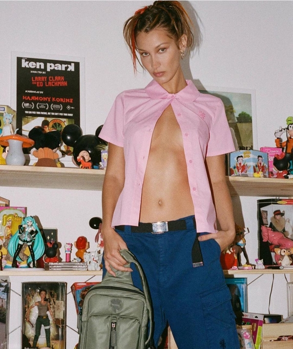 Белла Хадид показала роскошную фигуру в экстремальном мини