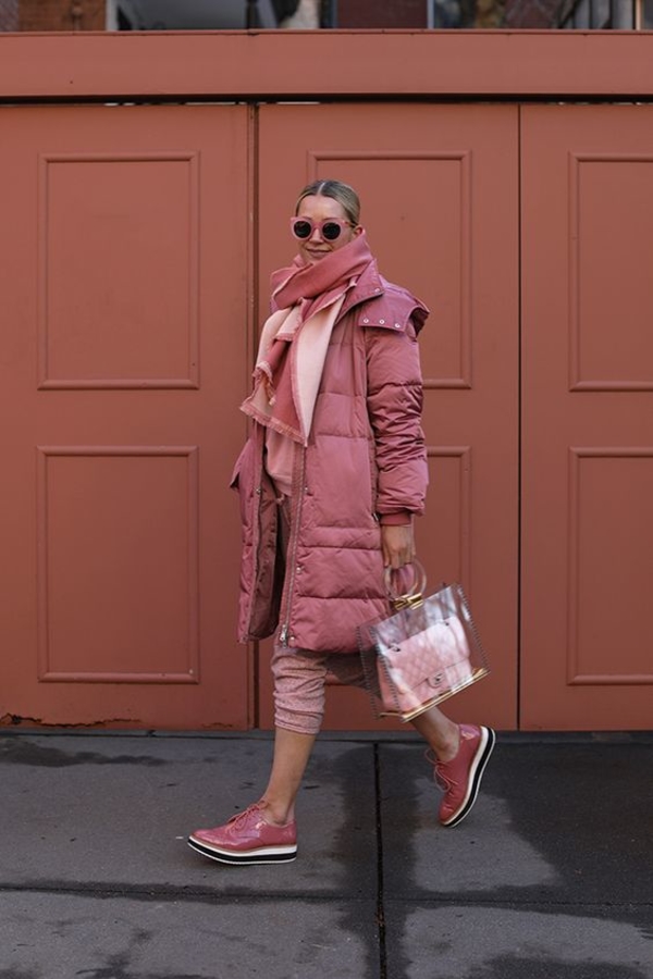 Самый летний и яркий цвет: как носить розовый зимой