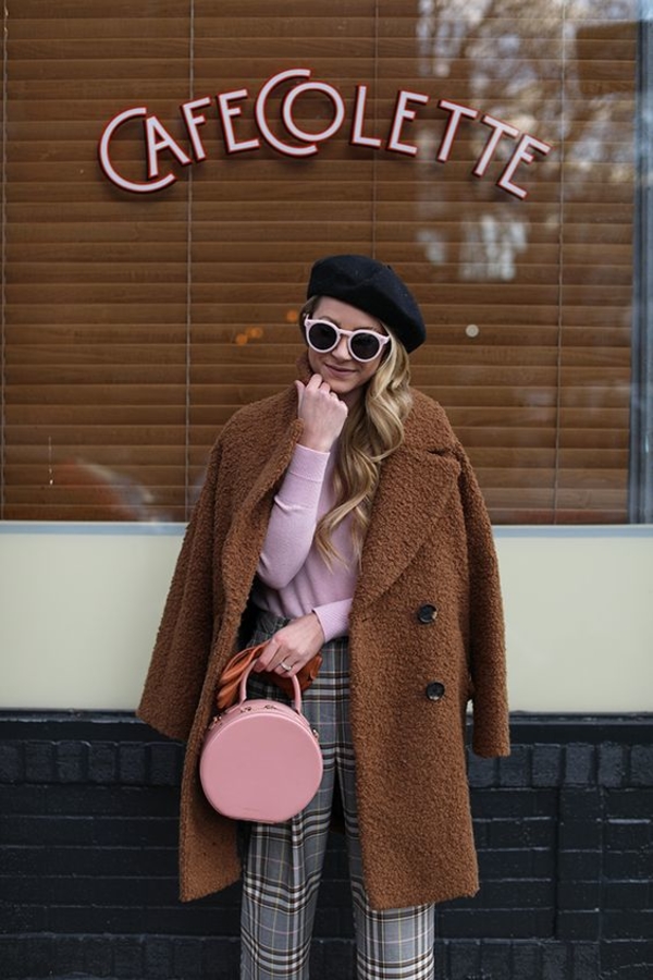 Самый летний и яркий цвет: как носить розовый зимой