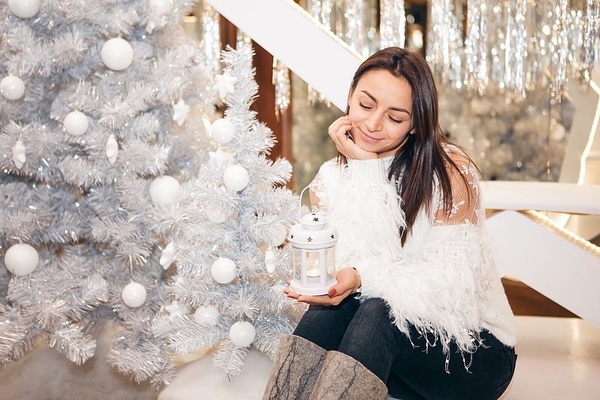 Илона Гвоздева очаровала Сеть рождественской фотосессией с семьей