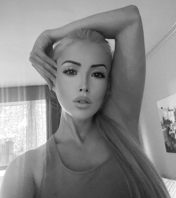 "Выглядите снова на 20": Одесская Барби резко "помолодела"