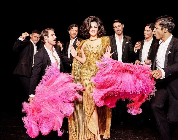 Роскошная Моника Беллуччи снялась в компании молоденьких парней