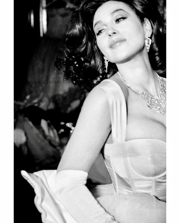 Роскошная Моника Беллуччи снялась в компании молоденьких парней