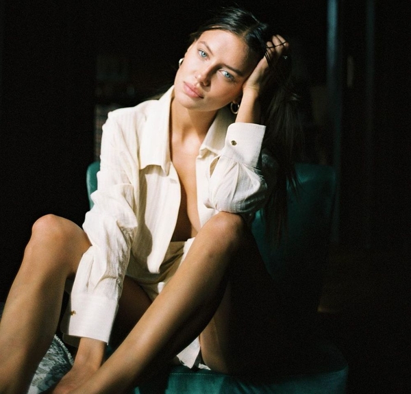 Бывшая девушка Брэда Питта похвасталась стройным телом в бикини